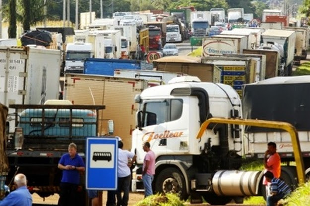 Caminhoneiros suspendem bloqueios no Mato Grosso